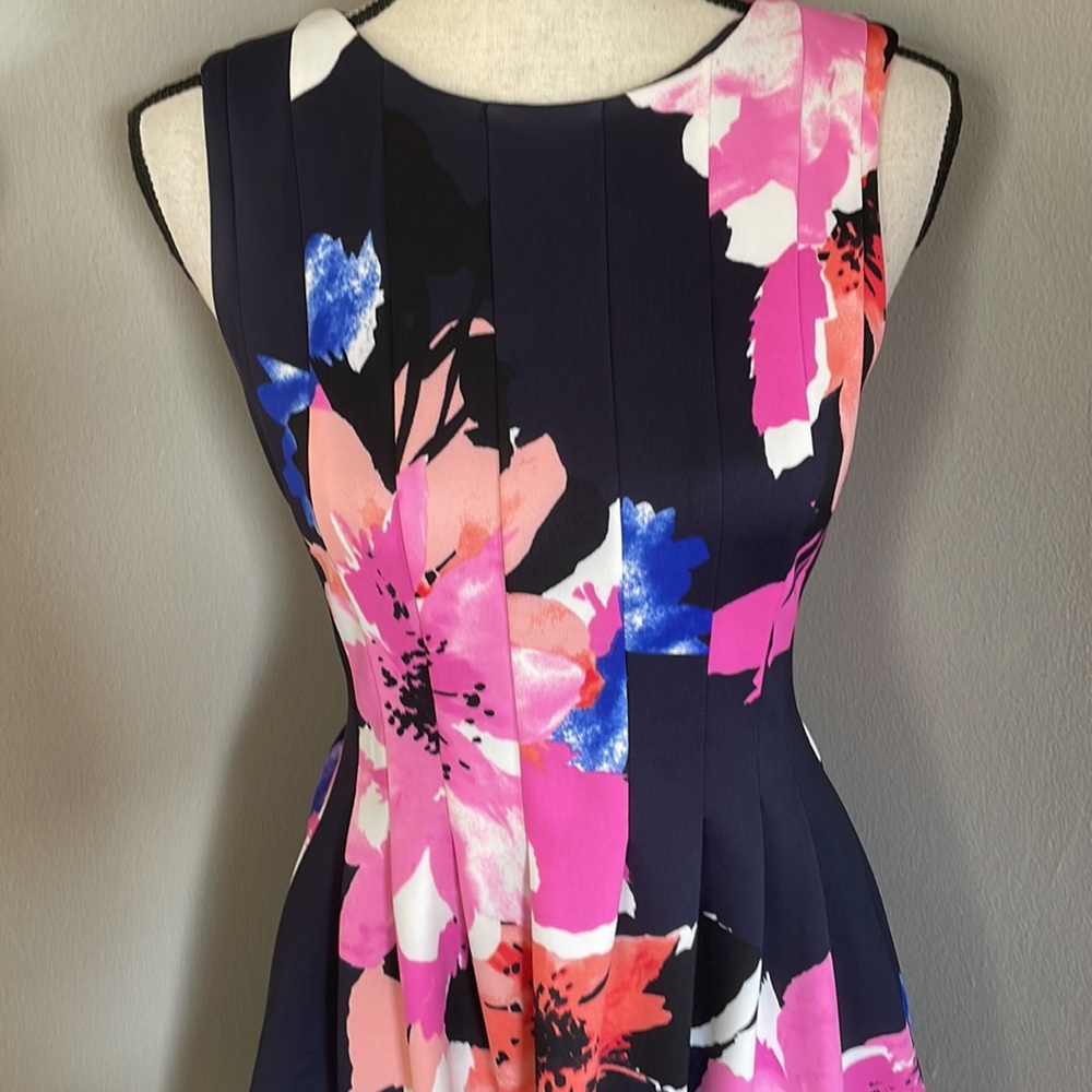 Vince Camuto neoprene floral dress with pockets - Picture 2 of 8